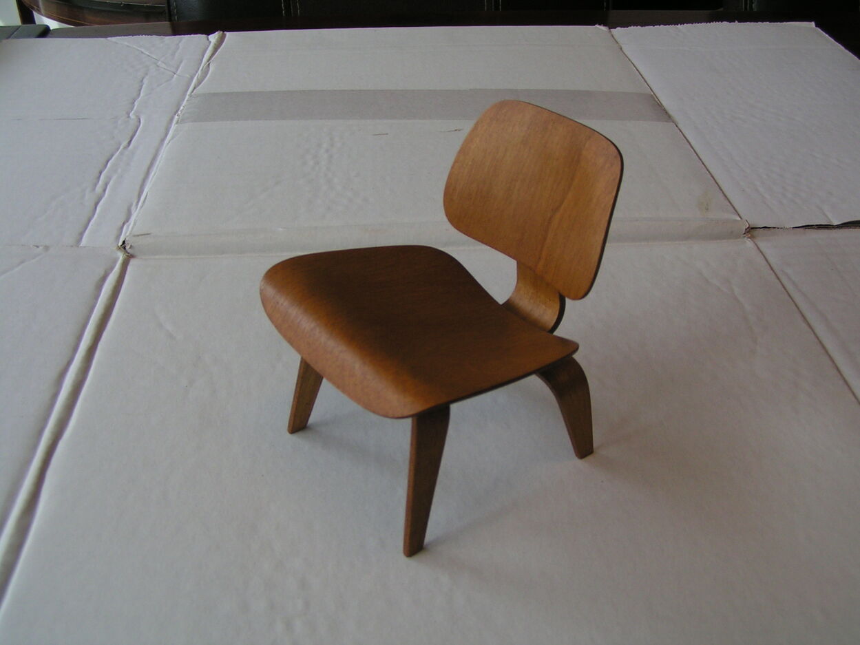Verkocht artikelnr. 1600869 Design Miniatuur Eetkamerstoeltje - jaar 1950
Charles Eames LCW Evans

in nieuwstaat
Keywords: Miniatuur Eetkamerstoeltje: