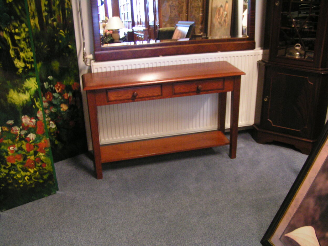 artikelnr. 1602034 Eikenhouten Sidetable in Nieuwstaat vraagprijs €195,- euro
Afm B1.20 D 35 H 76 cm
