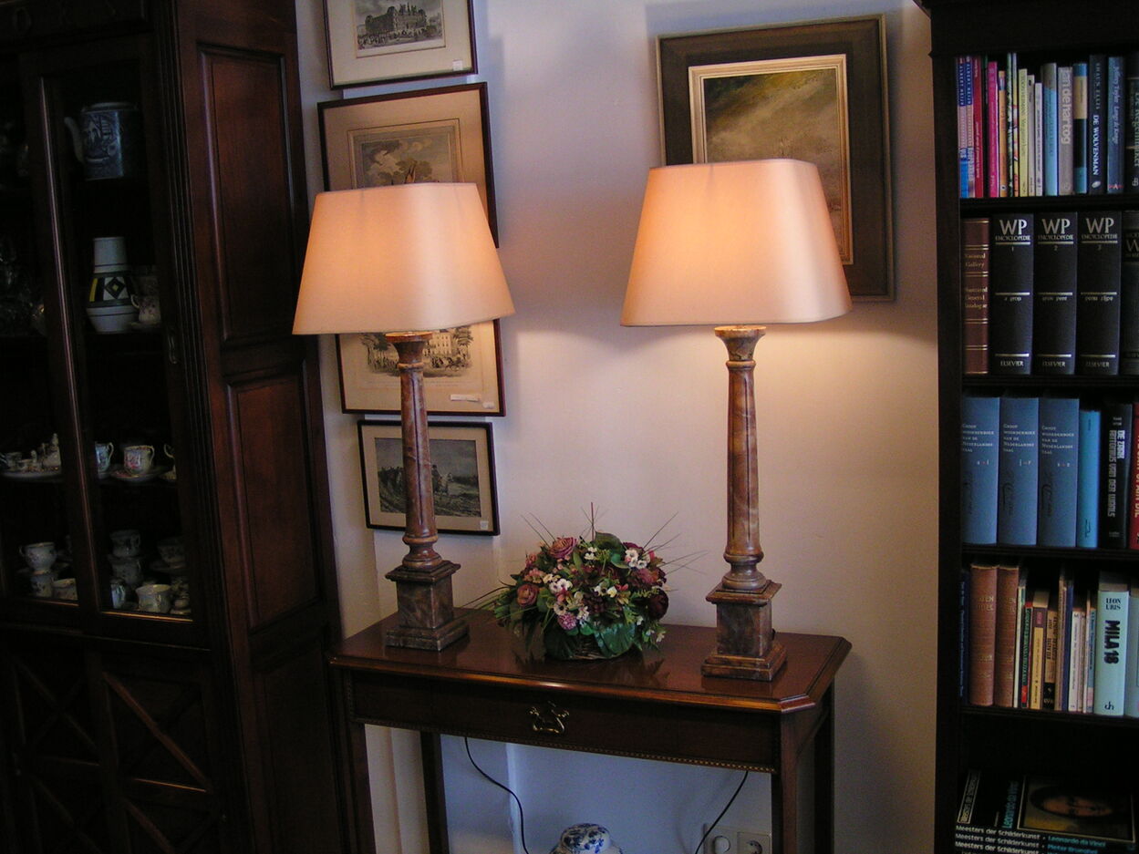 artikelnr. 1602034 Eikenhouten Sidetable in Nieuwstaat vraagprijs €195,- euro
