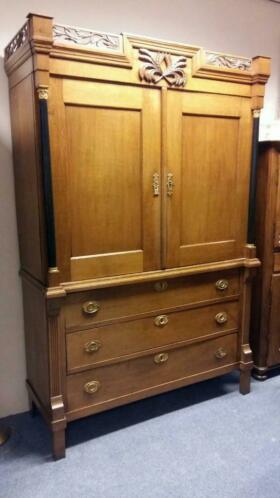 Verkocht artikel 1600264 Antiek Empire Kabinet Slavonisch Eiken
Beschrijving
Zeer mooi Empire kabinet in Slavonisch Eikenhout in topstaat!

Ruim 200 jaar oud.

Maten H 2.19 B 1.45 D 54 cm
Keywords: Antiek Empire Kabinet Slavonisch Eiken