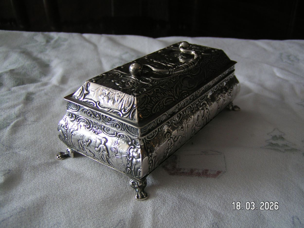 artikelnr. 16020108 Antieke Zilveren Lepeldoos in Uitmutende Staat, H.Hooijkaas 2e Gehalte. prijs €450,- euro
Afm D 6.5 B 13 H 5 cm.
180 g
