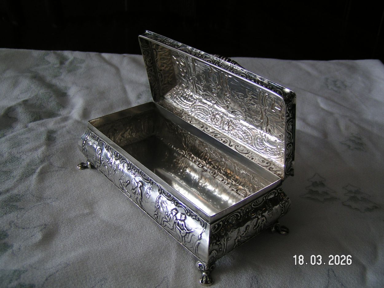 artikelnr. 16020108 Antieke Zilveren Lepeldoos in Uitmutende Staat, H.Hooijkaas 2e Gehalte. prijs €450,- euro
Afm D 6.5 B 13 H 5 cm
180 g
