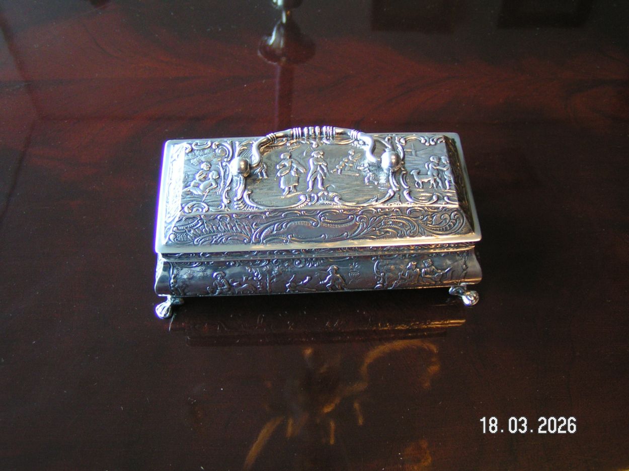 artikelnr. 16020108 Antieke Zilveren Lepeldoos in Uitmutende Staat, H.Hooijkaas 2e Gehalte. prijs €450,- euro
Afm D 6,5 B 13 H 5 cm
180 g
