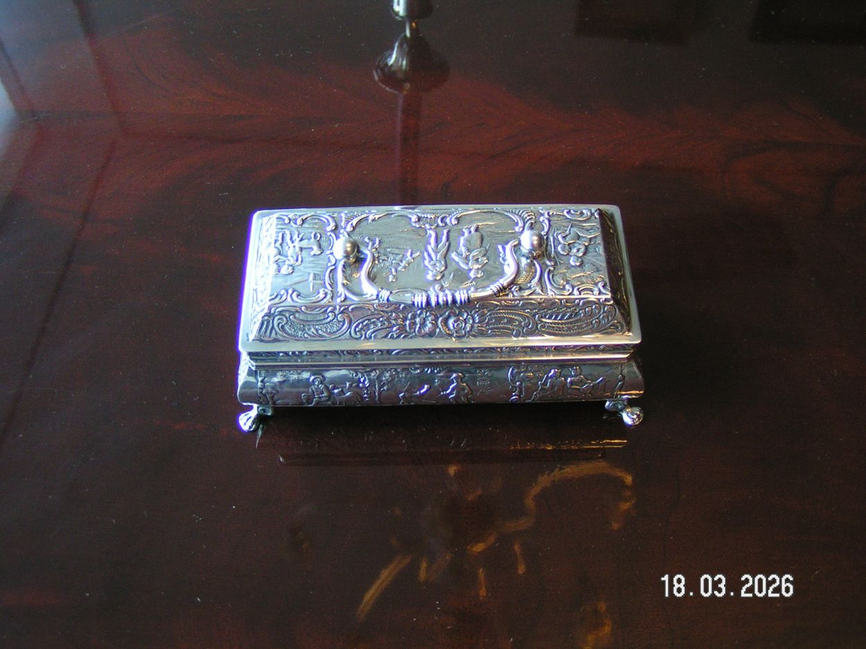 artikelnr. 16020108 Antieke Zilveren Lepeldoos in Uitmutende Staat, H.Hooijkaas 2e Gehalte. prijs €450,- euro
Afm D 6.5 B 13 H 5 cm
180 g
