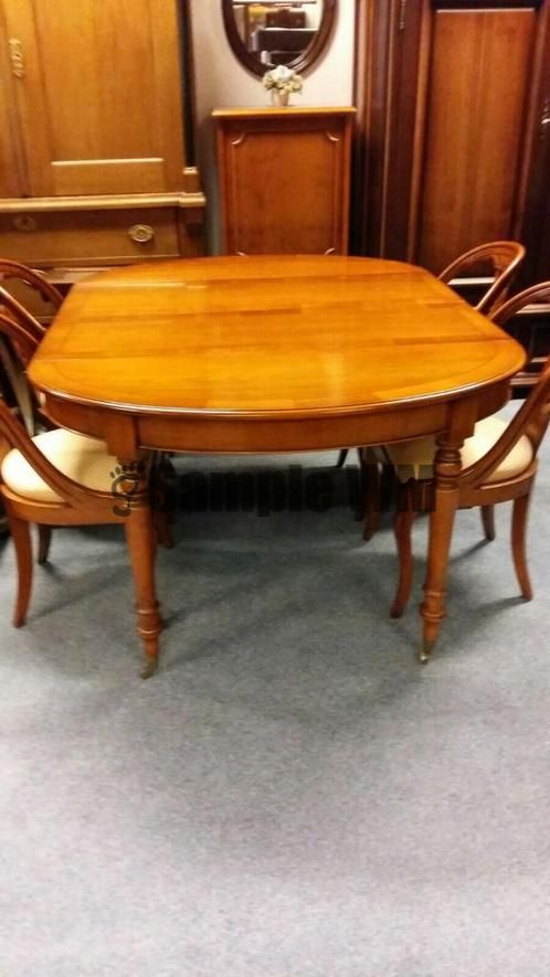 Verkocht artikelnr. 1600340 Kersenhouten Tafel met vier stoelen.
artikelnr. 1600340 Kersenhouten Tafel met vier stoelen

Massief kersenhouten tafel met vier stoelen,
Tafel is uitschuifbaar met twee tussen bladen.
Tafel staat op messing wielen en is nieuw!
Dit is een top kwaliteits tafel met stoelen van een uitmuntende kwaliteit!
Maten; totaal van twee bladen B 1.22m L 1.62m
Tussen bladen zijn; 40 cm
Keywords: artikelnr. 1600340 Kersenhouten Tafel met vier stoelen