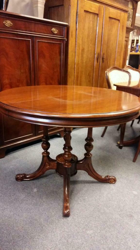 Verkocht 1600273 Tafel van Mahoniehout uitschuifbaar
Uitschuifbare ronde mahoniehouten eetkamertafel, in zeer goede staat
Met een tussen blad van; 50 cm.
En een doorsnede van; 1.08m x H 78 cm.
Voor meer tafels zie onze site of andere advertenties.
Keywords: Tafel van Mahoniehout uitschuifbaar