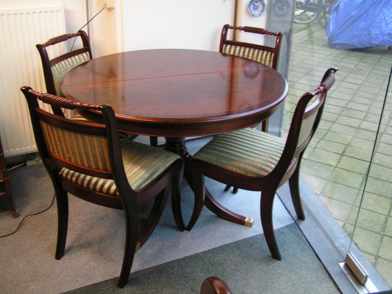 artikelnr. 1600292 Heldense Exclusive Mahonie Eetkamertafel met 4 stoelen: Prijs op aanvraag
Diameter: 1.10m x uitschuifbaar geschikt voor 6 personen.
Tussenblad: 45cm

Tafel is gloednieuw, gisteren uit de fabriek.

Intarsia ingelegd.

Hoogwaardige metalen geleiders.

evt. met 4 bijpassende stoelen eveneens gloednieuw.

Meerdere exemplaren op voorraad naar keuze.
