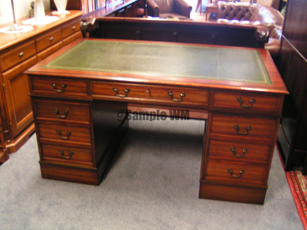 Verkocht artikelnr. 1600357 Antiek Engels Mahonie Bureau
met groen leer ingelegd en goudbedrukt rand.

In nieuwstaat.

B: 1.53m x D: 90cm x H: 79cm

evt. te koop met bijpassende Chesterfield lederen bureaustoel.
Keywords: Antiek Engels Mahonie Bureau
