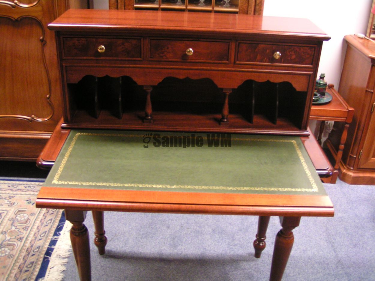 Verkocht artikelnr. 1600366 Dames Secretaire.
Mahoniehout, italiaans.

Groen leer uitschuifbaar schrijfplateau, bedrukt met gouden rand.

evt. met fraai bijpassend stoeltje.

B: 95cm x D: 46cm x H: 1.14m

In nieuwstaat.
Keywords: Dames Secretaire