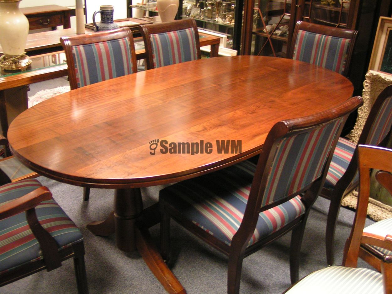 Verkocht artikelnr. 1600364 Grote Ovale Mahoniehouten Eettafel.
Mahonie, handgemaakt in Zuid Afrika. In nieuwstaat.

Met 6 Engelse Regency Style stoelen, waarvan 2 met armleuning, mooi nieuw Velours gestoffeerd.

B: 1.05m x L: 1.98m x H: 74cm
Keywords: Grote Ovale Mahoniehouten Eettafel