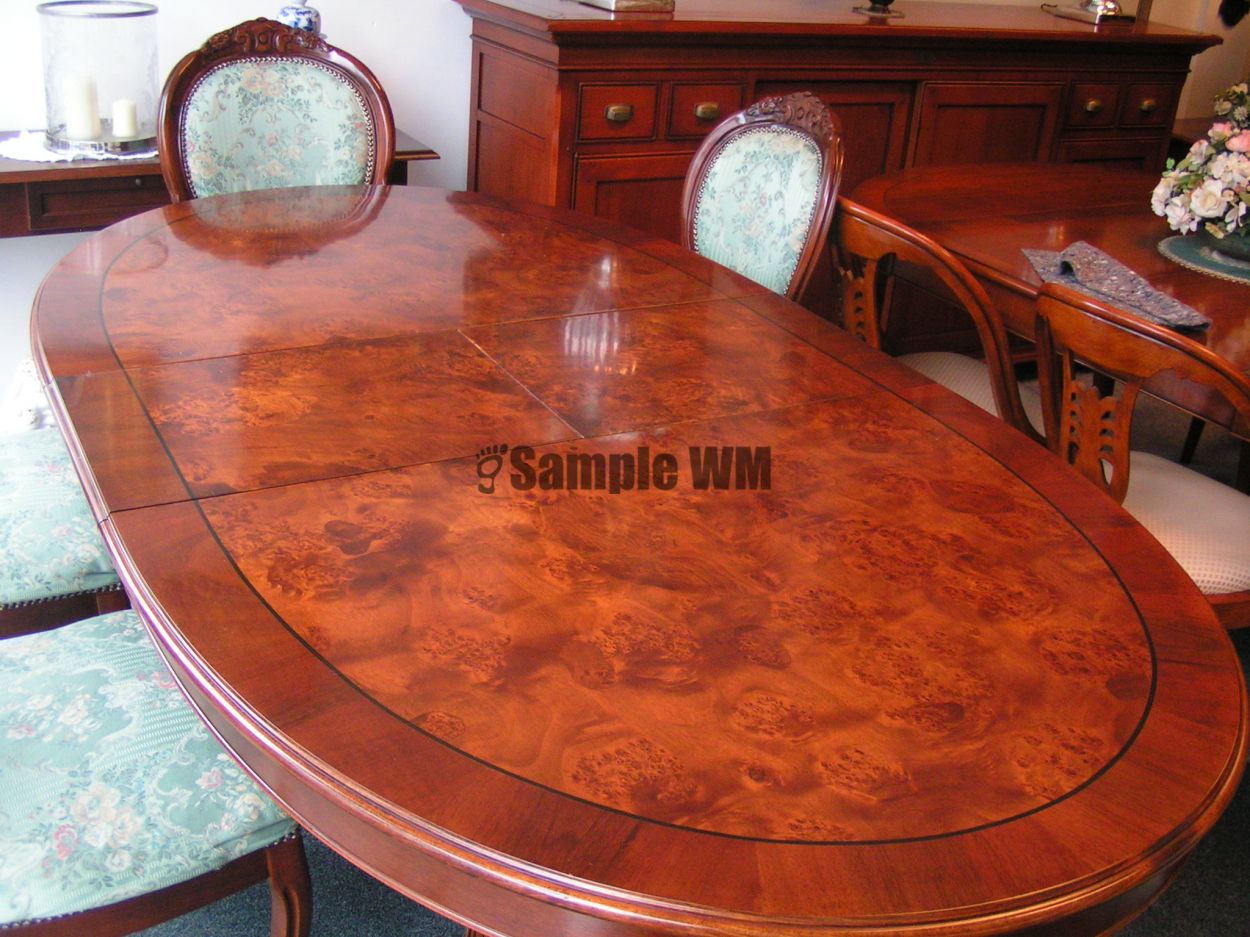 Verkocht artikelnr. 1600365 Eetkamertafel Wortelnoten Uitschuifbaar.
In nieuwstaat.

Intarsia ingelegd.

Met 6 fraai velours gestoffeerde stoelen, waarvan 2 met armleuning.

H: 79cm x B: 1.09m x L: 1.63m
Keywords: Eetkamertafel Wortelnoten Uitschuifbaar met stoelen