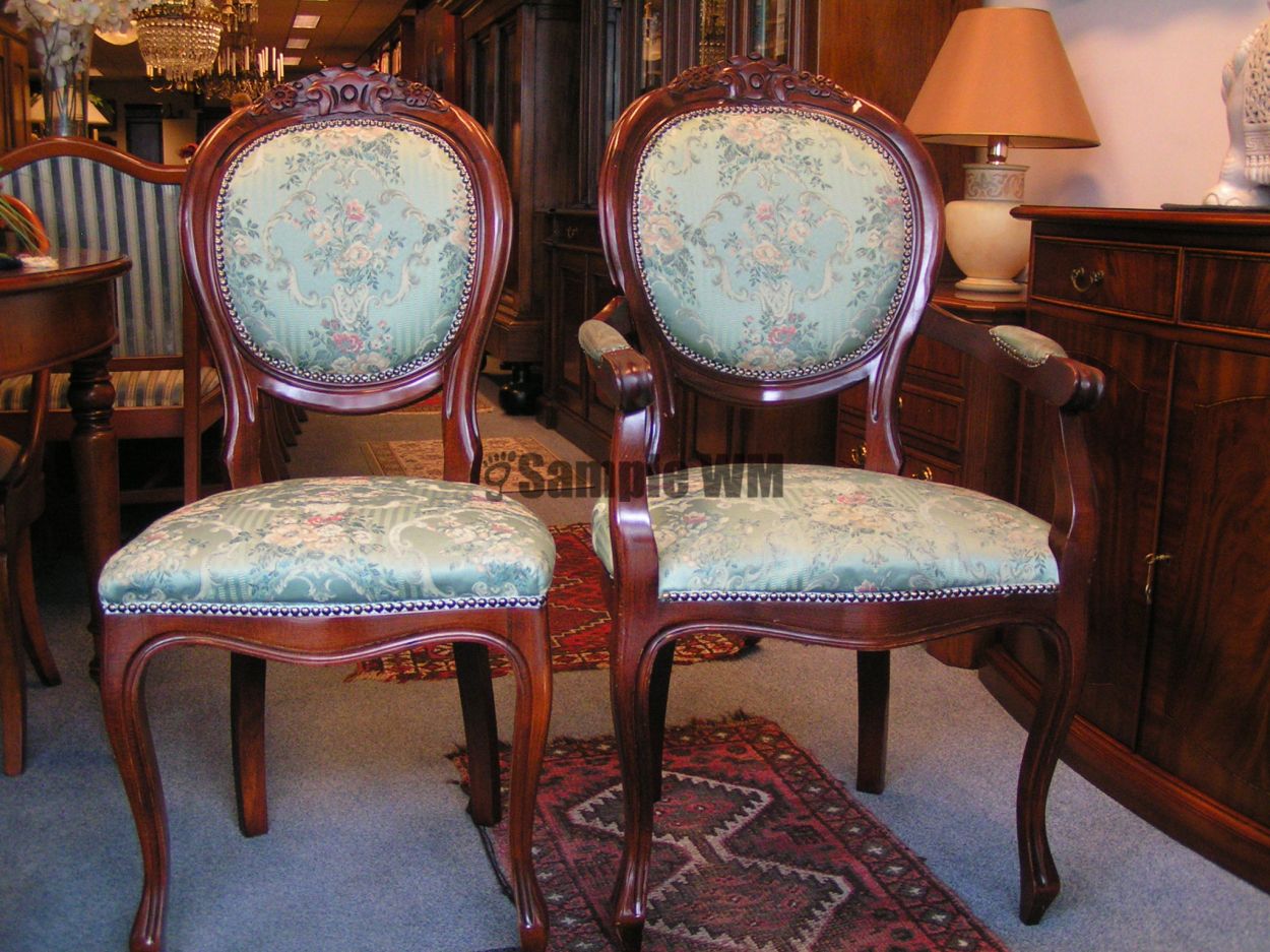 Verkocht artikelnr. 1600365  6 stoelen
In nieuwstaat.



Met 6 fraai velours gestoffeerde stoelen, waarvan 2 met armleuning.



