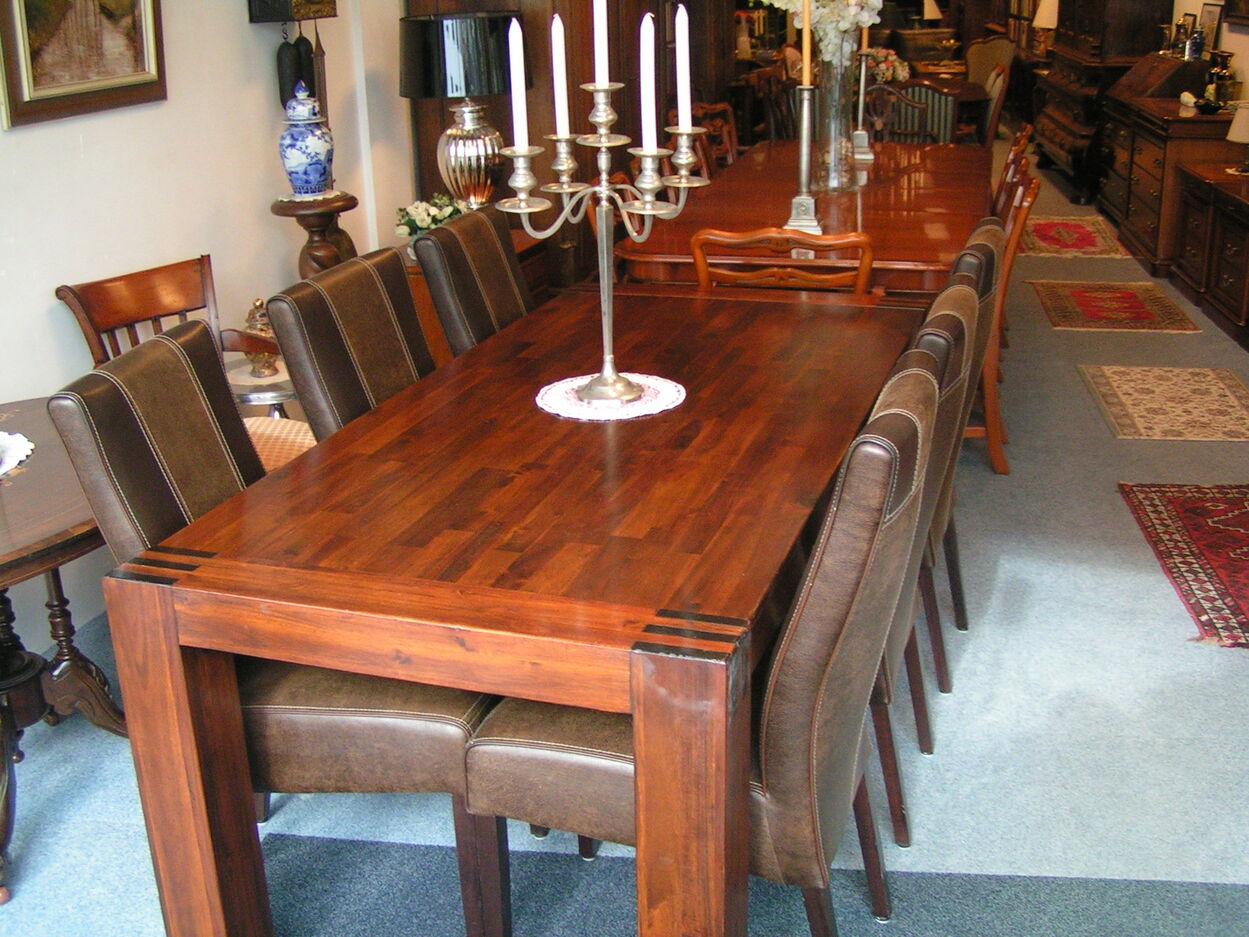 Verkocht artikelnr. 1600857 Zeer mooie hardhouten tafel uitschuifbaar met bijpassende fraaie stoelen.
Hardhouten tafel met 6 stoelen in zeer goede staat, tafel is uitschuifbaar en kan zeer groot worden! er kunnen 2 grote tussen-bladen in de tafel geplaatst worden, een tussen-blad is aanwezig het originele tussen Blad.
Afmetingen: B 90cm x L 1.90m x Max: L 2.88m tussen-blad 50 cm, tafel met tussenblad 2.40m 
Keywords: Verkocht artikelnr. 1600857 Zeer mooie hardhouten tafel uitschuifbaar met bijpassende fraaie stoelen.