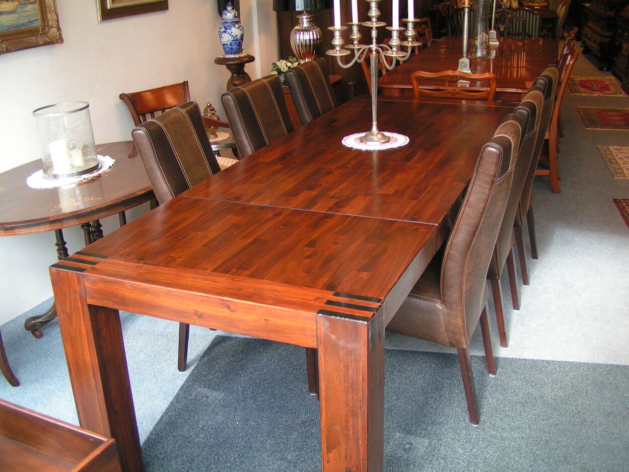 Verkocht artikelnr. 1600857 Zeer mooie hardhouten tafel uitschuifbaar met bijpassende fraaie stoelen.
Hardhouten tafel met 6 stoelen in zeer goede staat, tafel is uitschuifbaar en kan zeer groot worden! er kunnen 2 grote tussen-bladen in de tafel geplaatst worden, een tussen-blad is aanwezig het originele tussen Blad.
Afmetingen: B 90cm x L 1.90m x Max: L 2.88m tussen-blad 50 cm, tafel met tussenblad 2.40m 
Keywords: Verkocht artikelnr. 1600857 Zeer mooie hardhouten tafel uitschuifbaar met bijpassende fraaie stoelen.