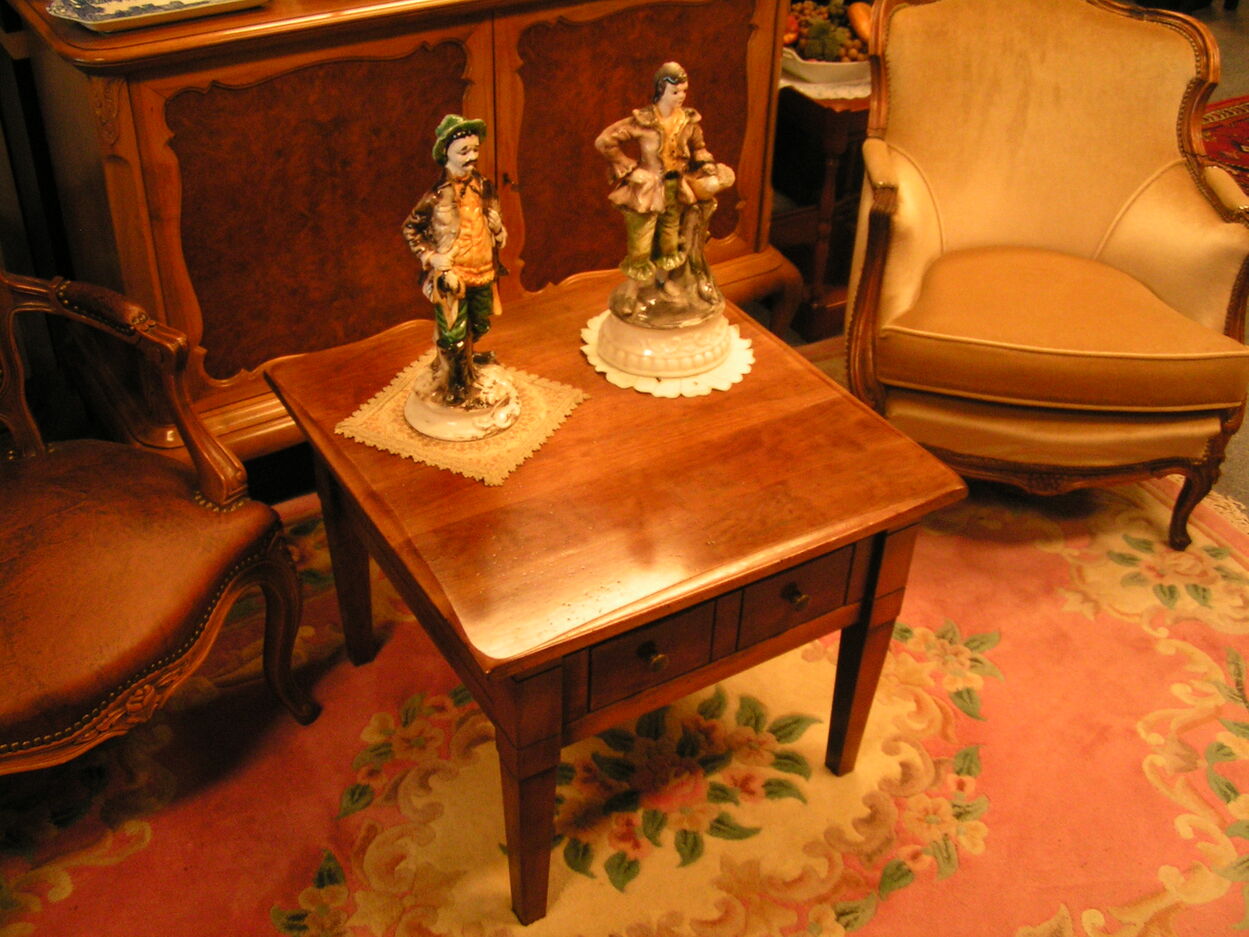 artikelnr. 1602049 Massief Kerssenhouten Bijzettafel in zeer Goede Staat prijs €149,- euro
Afm 64 x 64 x 52 cm met Laden.
