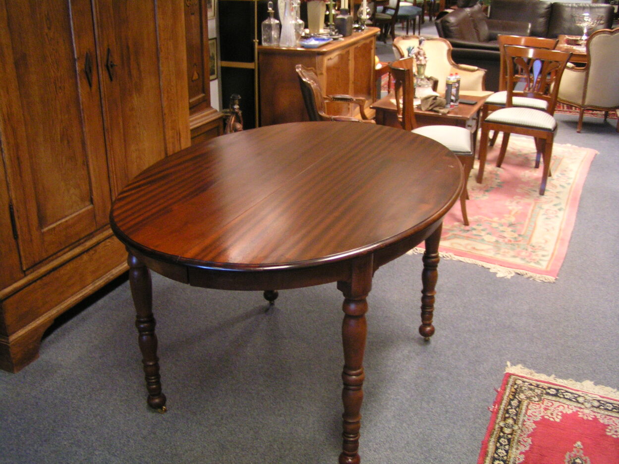 artikelnr. 1602031 Antieke Grote Mahonie Coulissen Tafel in Nieuwstaat!
Antieke Grote Mahonie Coulissen Tafel in Nieuwstaat en helemaal perfect, met twee tussen bladen en staat op messing wielen.
Afm B 1.40 L 1.85 H 80 cm tussen bladen zijn 40 cm.
vraagprijs €1250,- euro

