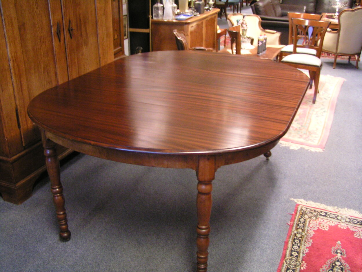 artikelnr. 1602031 Antieke Grote Mahonie Coulissen Tafel in Nieuwstaat!
Antieke Grote Mahonie Coulissen Tafel in Nieuwstaat en helemaal perfect, met twee tussen bladen en staat op messing wielen.
Afm B 1.40 L 1.85 H 80 cm Tussen bladen zijn 40 cm.
Vraagprijs €1250,- euro
