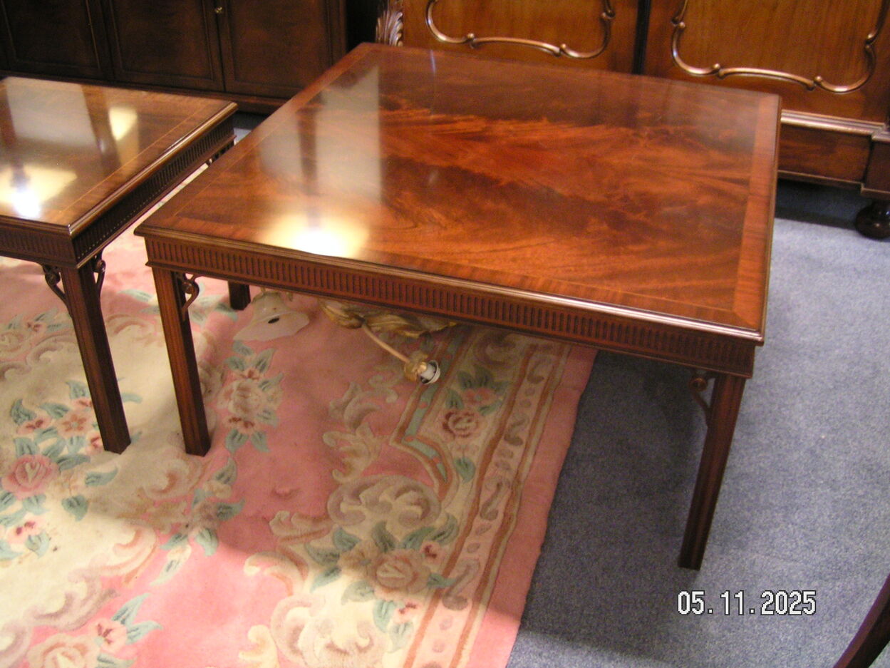 artikelnr. 1602042 HELDENSE EXCLUSIVE Salontafels van Mahonie in Nieuwstaat.
HELDENSE EXCLUSIVE Mahonie Salontafels met intarsia ingelegd blad.
Afm 1 van 102x102x50 cm 1 van 60x60x50 cm. de grote tafel is met een geslepen glasplaat er bij. prijs €695,- voor de grote tafel. €450,- kleine tafel.
