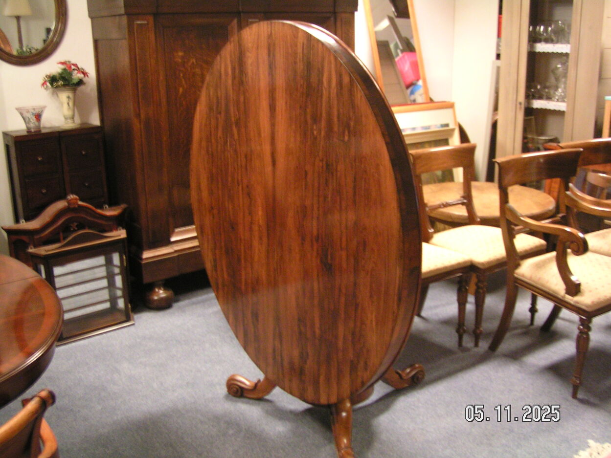 artikelnr. 1602047 Antieke Victoriaanse Carveld Palissanderhout Deining Table Zeer Goede Staat prijs €2250,- euro
Deining Table 1860 Tafel is Helemaal Perfect in Museum Quality!
Afm 1.30 x 72 cm. deze Tilttop Tafel staat op Wielen.
