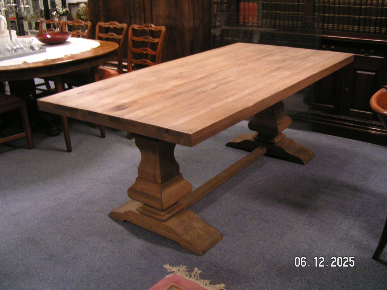 artikelnr. 1602056 Klooster Tafel Massief Eikenhout in Nieuwstaat! prijs €995,- euro.
Tafel is van Gerecycled Eikenhout,
Afm B 1 m L 2 m H 77 cm
