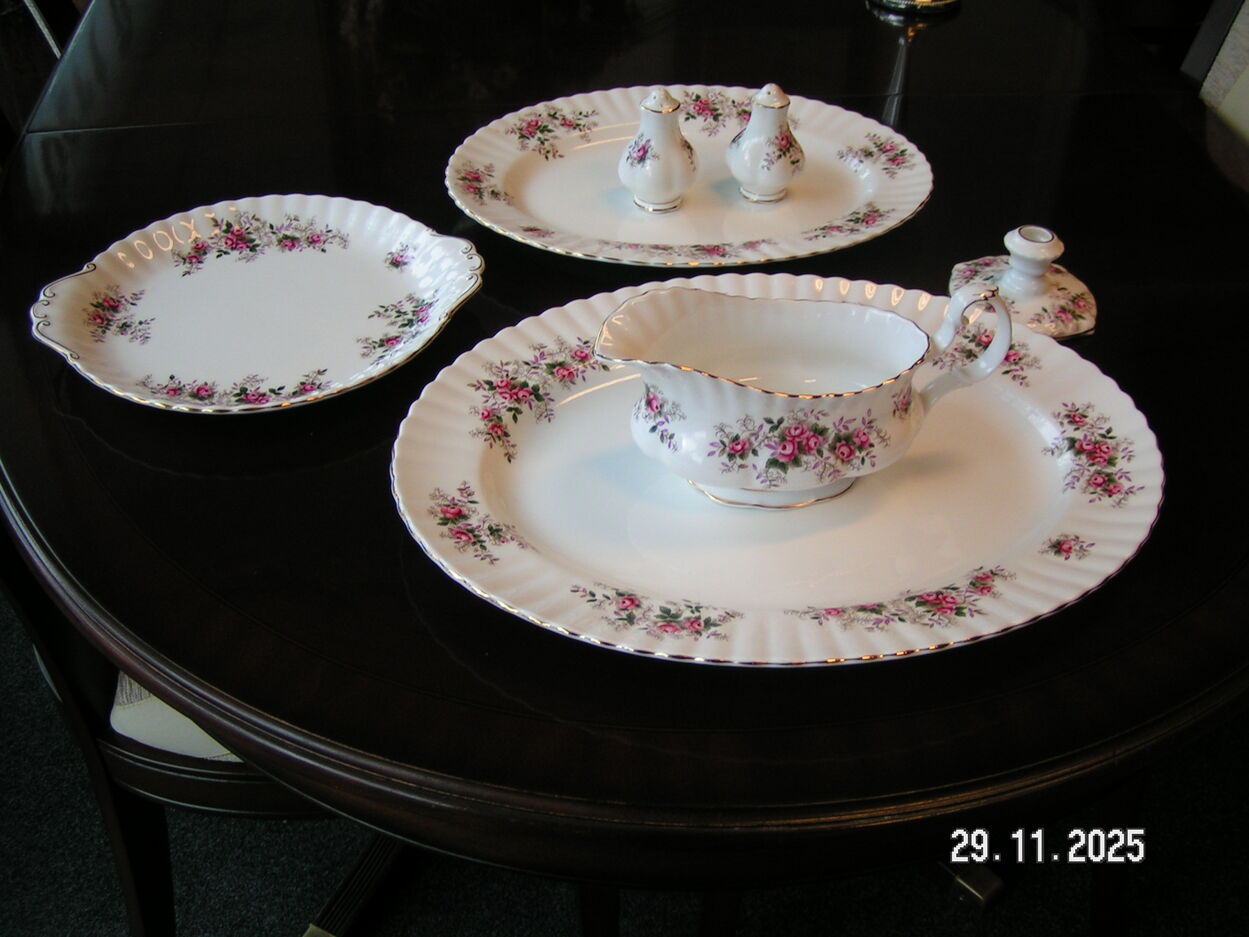 artikelnr. 1602055 ROYAL ALBERT Lavender Rose Engeland, in Nieuwstaat!
1 x Schaal 26 cm 1 x 33 cm 1 x 39 cm.
Juskom, peper en zout stel, Kaarsen Standaard.
Mag ook Los Verkocht Worden van Elkaar.

