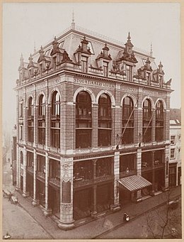 Verkocht 1600446 3-Deurs Koninklijke Kledingkast H.F. Jansen en Zoon 1874:
De koninklijke Meubelfabriek en Magazijnen H.F. Jansen en Zonen was een meubelfabriek en woninginrichting in Amsterdam van 1840 tot 1948.
In 1871 Hofleverancier van het Koninklijk Huis.
De firma voorziet vanaf 1886 de werk- en slaapkamer van Koning Willem III en later Prinses Wilhelmina in Paleis Soestdijk van een nieuwe wandbekleding en meubilering. In 1881 wordt voor Prinses Emma de meubilering van het Paleis Het Loo verzorgd.

B: 1.97m x D: 63cm x H: 2.13m

Midden Deur Facet geslepen groten Spiegel.

Binnenkant geheel van Massief Slavonisch Eiken.

Planken in hoogte verstelbaar.

Deze antieke Koninklijke kledingkast verkeerd in absolute nieuwstaat.
Keywords: 3-Deurs Koninklijke Kledingkast H.F. Jansen en Zoon 1874