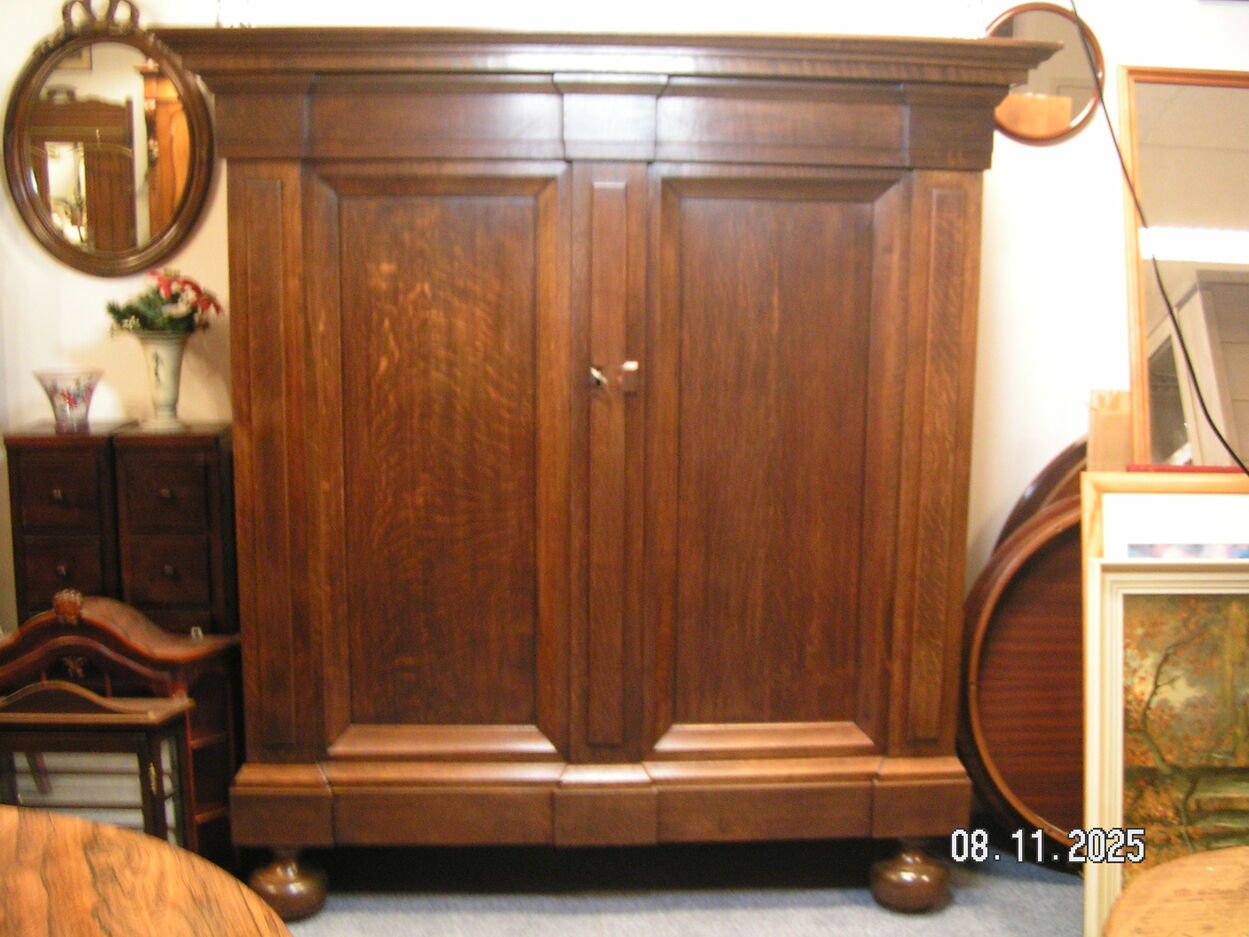 artikelnr. 1602048 Pastoorkast Eikenhout naar Antiek Voorbeeld in Nieuwstaat prijs €795,- euro
Afm B 1.75 H 1.85 D 50 cm
