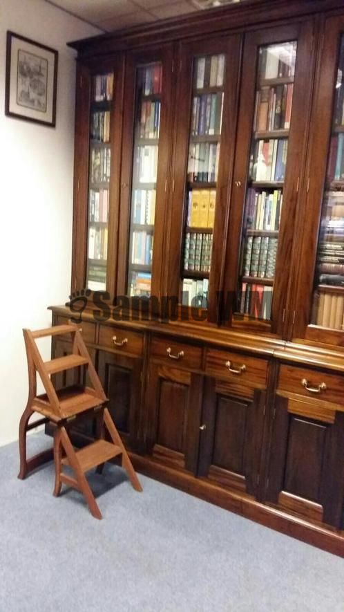 artikelnr. 1600334 Grote Engelse Mahoniehouten Boekenkast: prijs op Aanvraag
Grote Mahoniehouten Engelse Boekenkast in uitmuntende staat!

Met Facet geslepen glazen deuren en planken verstelbaar in hoogte.
Maten; H 2.58m B 2.44m D 52cm
Keywords: Grote Engelse Mahoniehouten Boekenkast