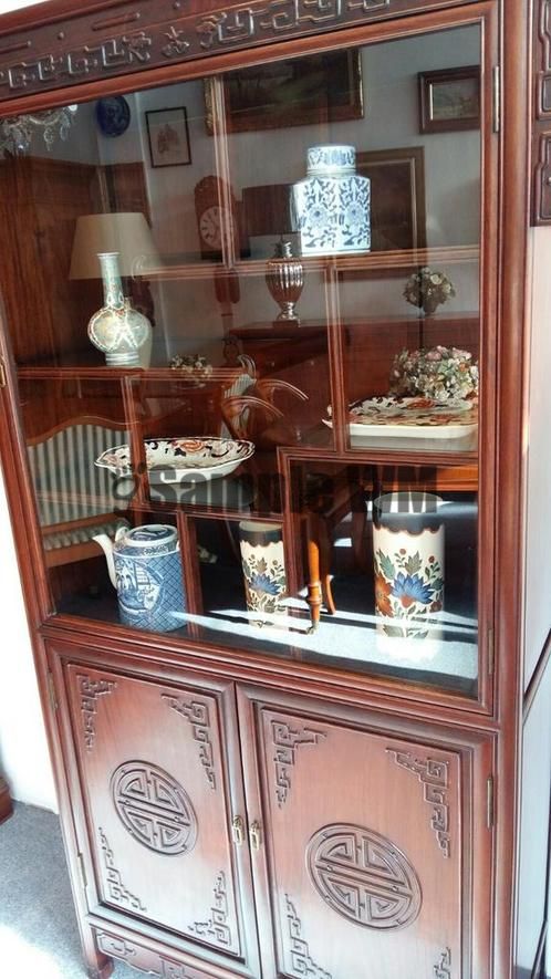 Verkocht artikelnr. 1600374 Oosterse / Chinese Vitrinekast.
Chinese Vitrinekast in uitmuntende staat. Traditioneel gemaakt met zeer mooi Oosters teak-houtsnijwerk.

Zeer uniek exemplaar!

Afmetingen: B: 90cm x D: 40cm x H: 180cm
Keywords: artikelnr. 1600374 Oosterse / Chinese Vitrinekast.