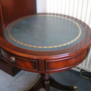 artikelnr. 1600871 Drumtafeltje Heldense Exclusive in Nieuwstaat €495,- 
Drumtafeltje op messing wielen met goudbedrukt lederen blad en 2 laden.

55 x 55 x 62cm

In nieuwstaat!

prijs in 2008: €966,- euro 
Keywords: artikelnr. 1600321 Drumtafeltje Heldense Exclusive in Nieuwstaat €495,-