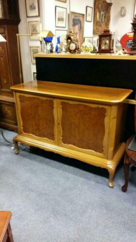 artikelnr. 1600272 Dressoir van noten- en wortelnoten hout: prijs €295,- euro
Dressoir van noten- en wortelnoten hout.
Een zeer exclusief klein dressoir in uitmuntende staat!
Maten; B 1.25 D 47 H 87 cm.
Voor meer dressoirs zie onze site of andere advertenties.
Keywords: Dressoir van noten- en wortelnoten hout