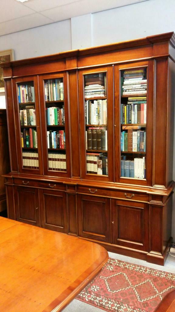 Verkocht artikelnr. 1600258 Grote Engelse Mahoniehouten Boekenkast/Bibliotheek.
