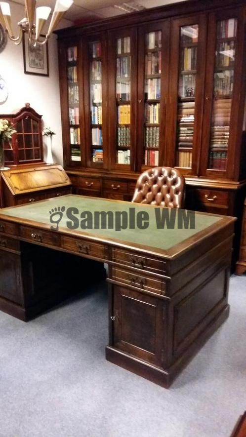 Verkocht artikelnr. 1600344 Antiek Engels Mahonie Partnerdesk.
Met groen lederen blad, met lades en deuren.

Alles afsluitbaar!

In zeer goede staat.

afmetingen: 1.01m Breed x 1.68 Lengte x Hoog: 80cm

evt. Met lederen Chesterfield Bureau stoel
Keywords: artikelnr. 1600344 Antiek Engels Mahonie Partnerdesk.
