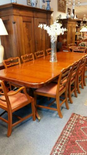 artikelnr. 1600262 Heldense Exclusief Taxus Coulisse tafel met tien stoelen: Prijs Op Aanvraag
Heldense Exclusief Taxus Coulisse tafel. Met tien stoelen waarvan twee met armleggers.
Tafel is intarsia ingelegd en in nieuwstaat stoelen zijn pas opnieuw gestoffeerd. Tafel staat op messing wielen en heeft twee tussen bladen.
Maten; L 2.80 B 1.07 H 76 tussen bladen 50 cm.
Ook in Mahoniehout in onze collectie, en nog diverse andere soorten en maten in hoogglans of in zijde glanzens aanwezig. zie onze site of andere advertenties.
