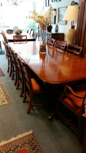 artikelnr. 1600262 Heldense Exclusive Taxus Coulisse tafel met tien stoelen: Prijs Op Aanvraag
Heldense ExclusiveTaxus Coulisse tafel. Met tien stoelen waarvan twee met armleggers.
Tafel is intarsia ingelegd en in nieuwstaat stoelen zijn pas opnieuw gestoffeerd. Tafel staat op messing wielen en heeft twee tussen bladen.
Maten; L 2.80 B 1.07 H 76 tussen bladen 50 cm.
Ook in Mahoniehout in onze collectie, en nog diverse andere soorten en maten in hoogglans of in zijde glanzens aanwezig. zie onze site of andere advertenties.
Keywords: Heldense Exclusive Taxus Coulisse tafel met tien stoelen
