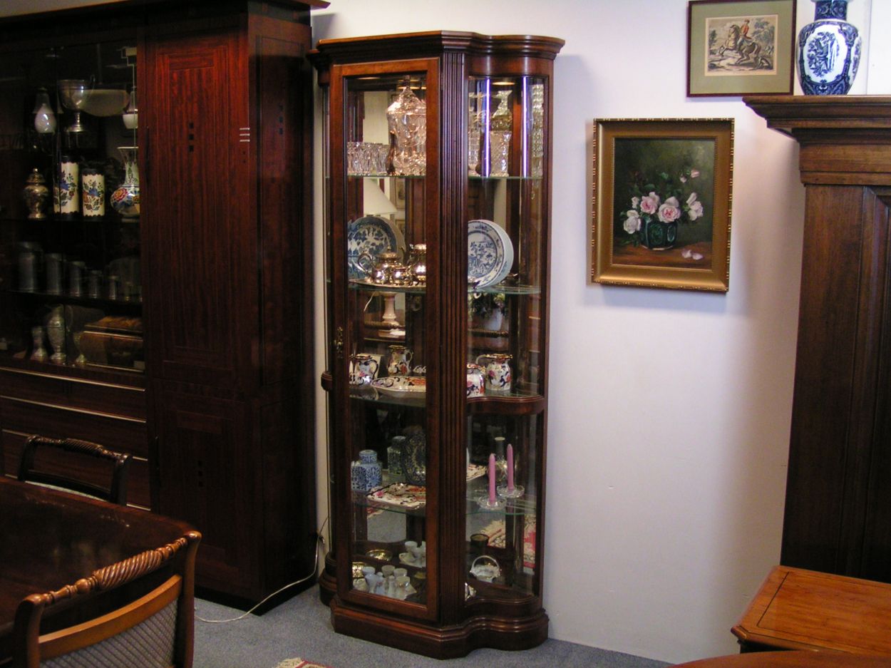 Verkocht artikelnr. 1600290 Mahonie Vitrinekast
Prachtige Klassieke Vitrinekast Met Verlichting en geslepen glas, in nieuwstaat!
Diverse Vitrinekasten in onze collectie zie onze site en andere advertenties.

B: 97cm x D: 36cm x H: 2.04m
Keywords: artikelnr. 1600289 Mahonie Vitrinekast