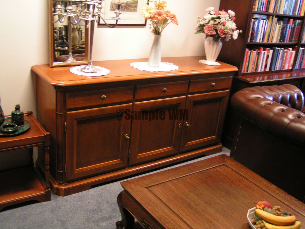 Verkocht artikelnr. 1600369 Kersenhouten Dressoir Selva.
Beschrijving
in nieuwstaat.

Merk: Selva

afmetingen: B: 1.75m x D: 48cm x H: 85cm
Keywords: Kersenhouten Dressoir Selva