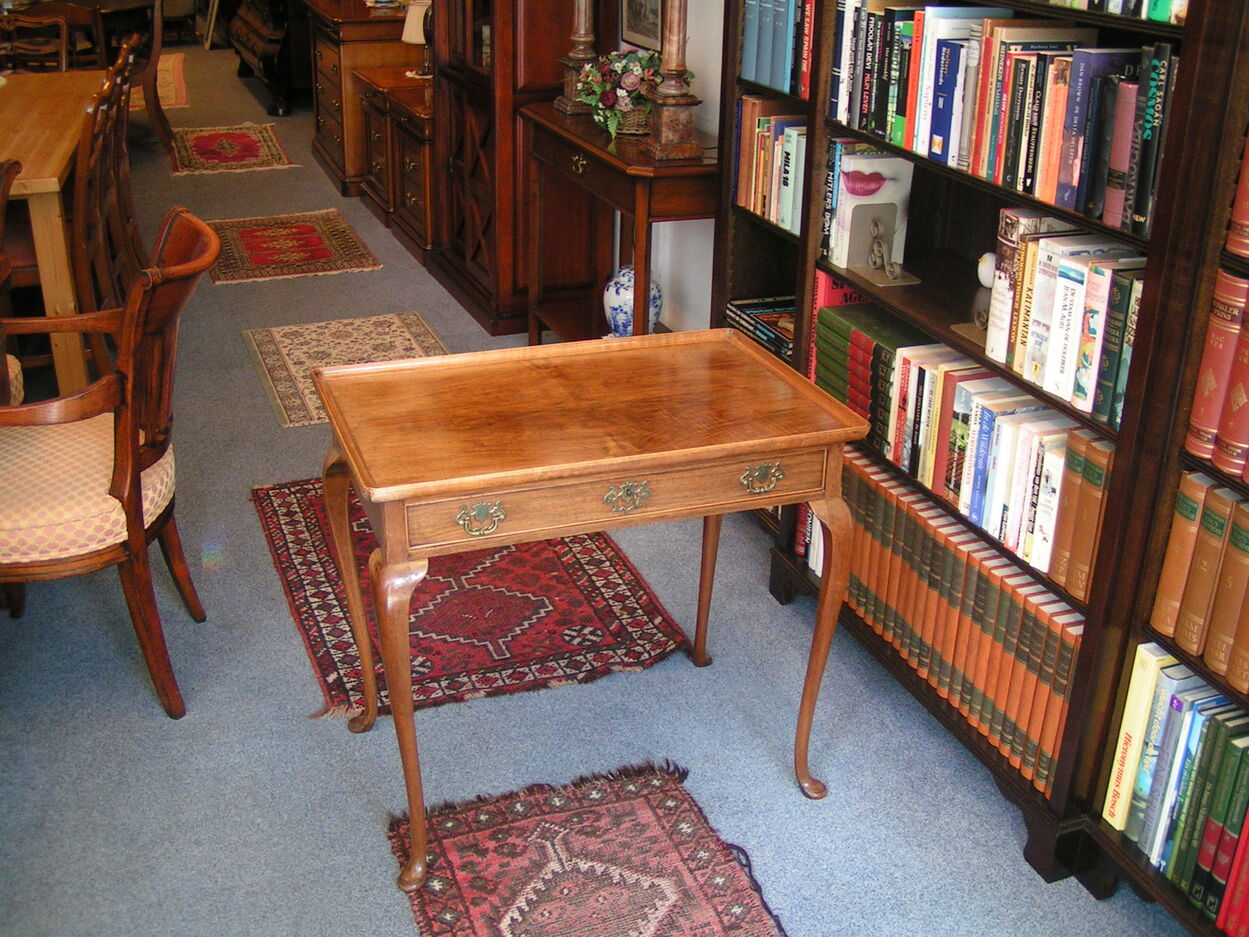 artikelnr. 1602037 Thee Tafel Queen Anne Stijl van Eikenhout 19 eeuw in Zeer Goede Staat Prijs €325,- euro
