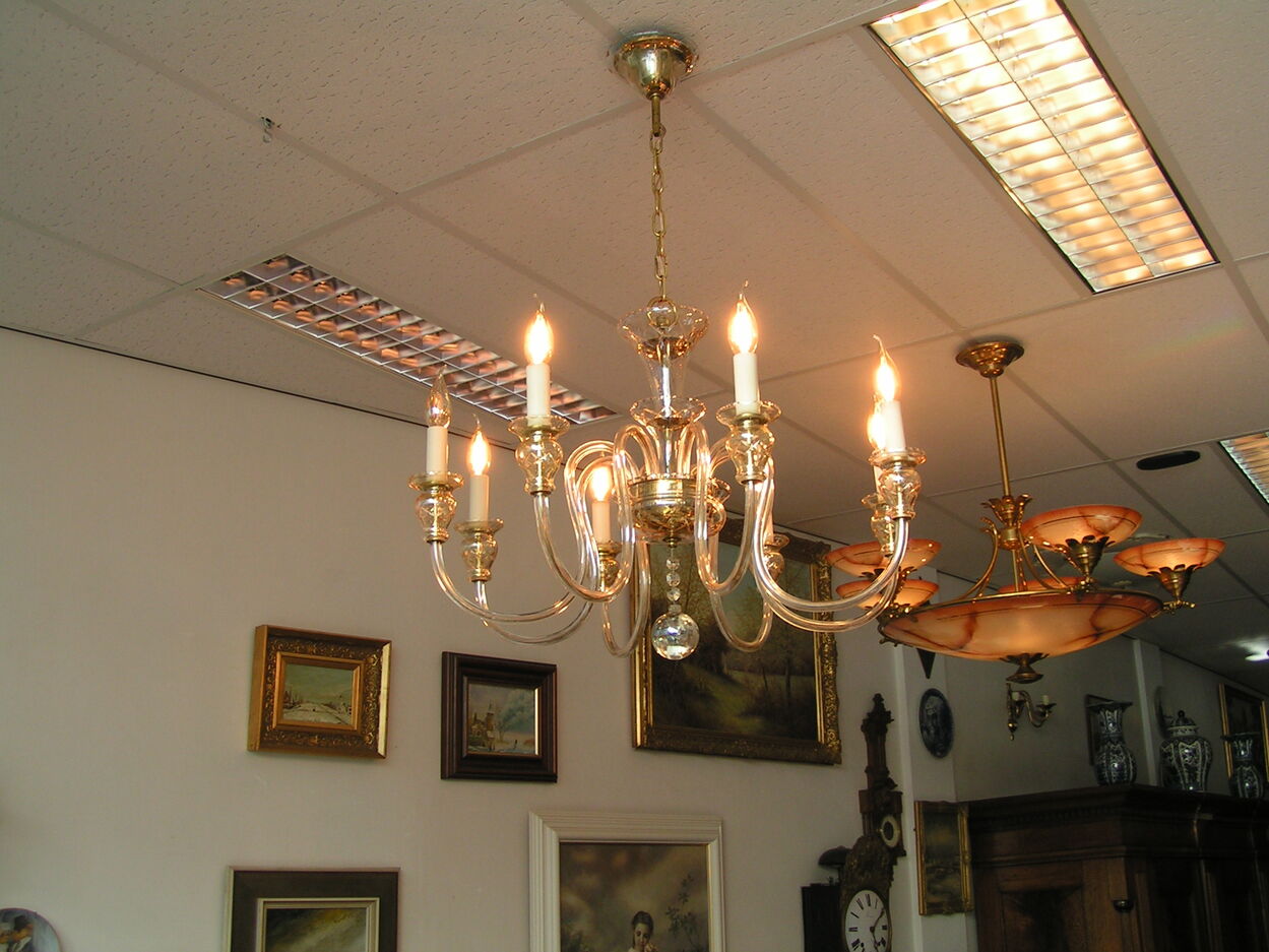 artikelnr. 1602029 Kristatallen Bohemische Kroonluchter, jaren 50 - 60 in Nieuwstaat!
Kroonluchter met 8 Armen, met twee Wandlapen bij passend 
