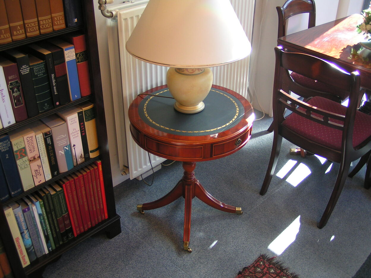 artikelnr 1602027 Heldense Exclusive DRUMTAFEL in Taxus Nieuw
Heldense Exclusive DRUMTAFEL op Messing Wielen met goudbedrukt lederen blad en 2 laden afm 55 x 55 x 62 cm of 22 x 22 x 25 inch.
vraagprijs €495,- euro
