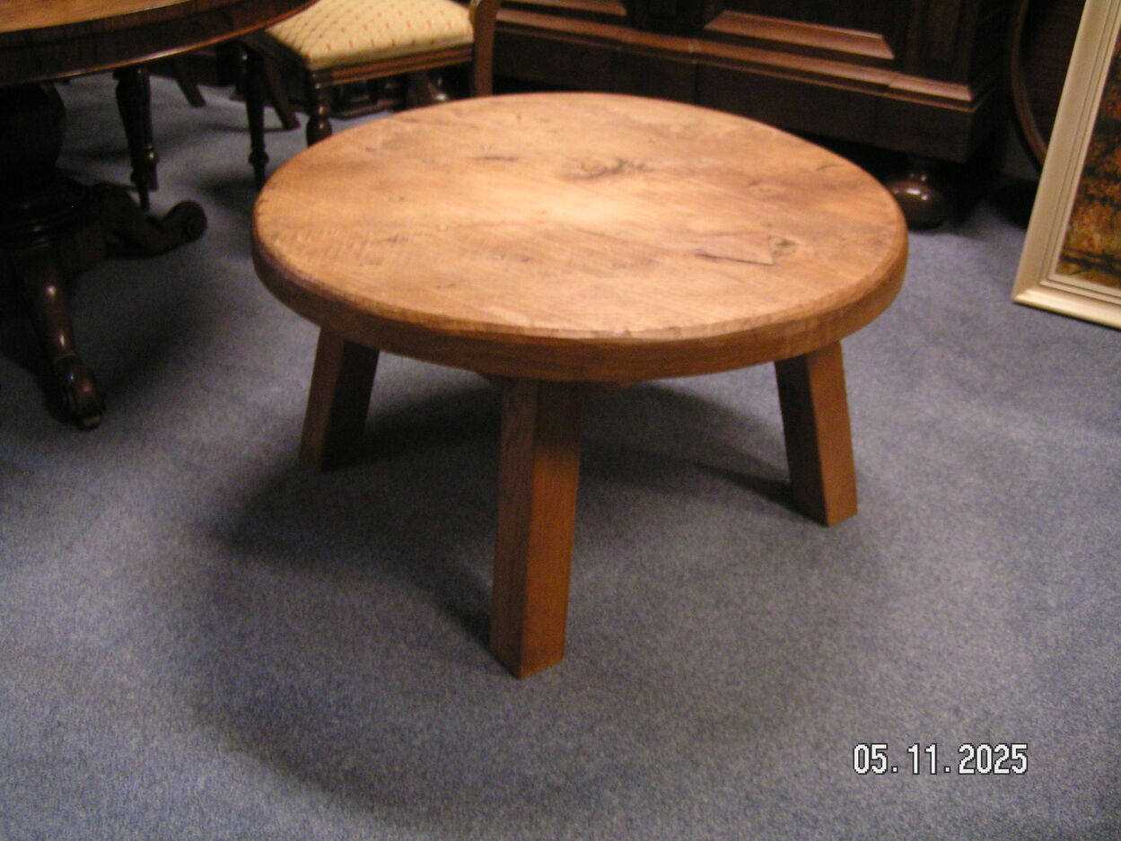 artikelnr. 1602044 Antieke Brutalistische Massief Eiken Salontafel in zeer goede staat. prijs €395,- euro
Afm Doorsnede 90 cm H 50 cm Bovenblad 6 cm dik
