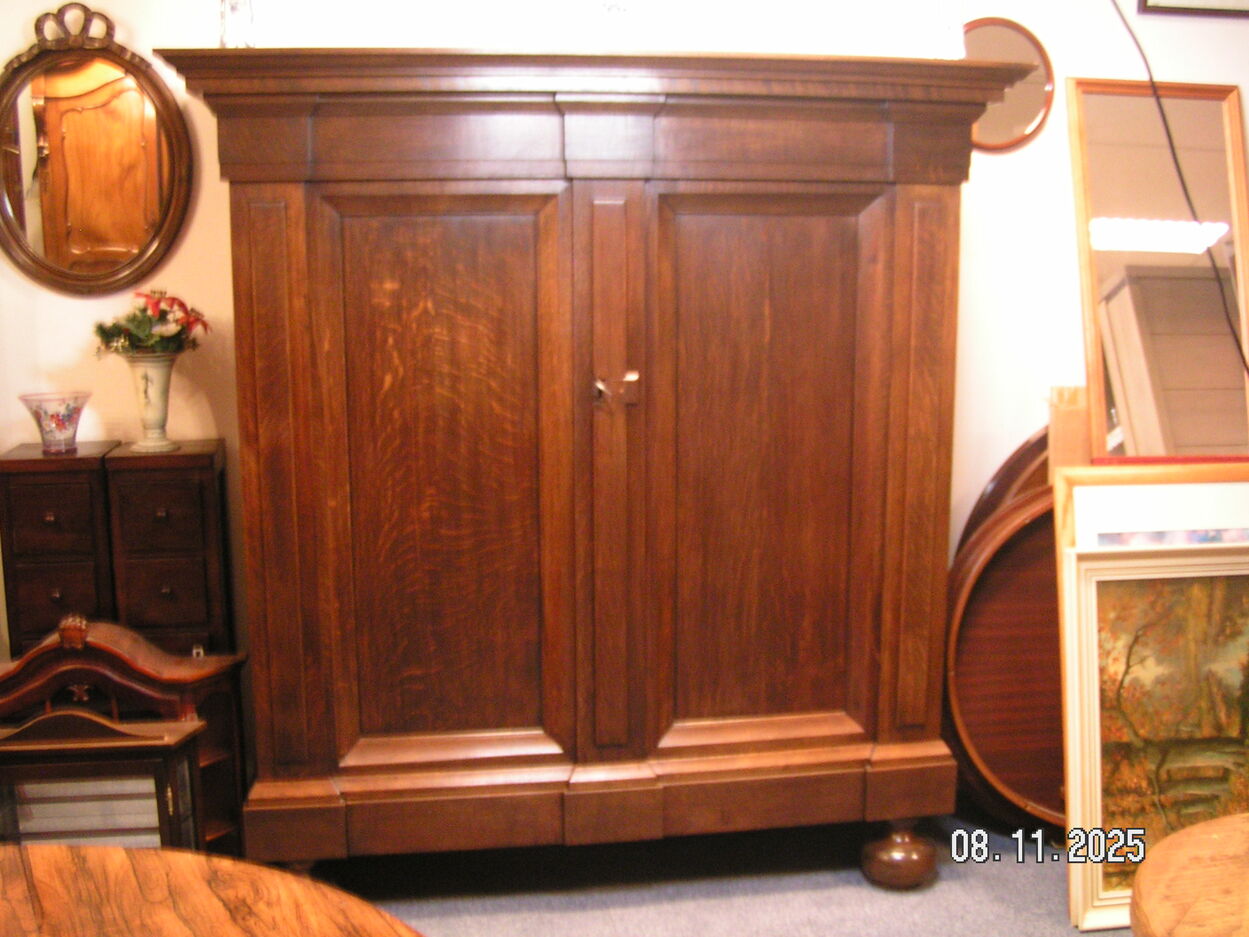 artikelnr. 1602048 Pastoorkast Eikenhout naar Antiek Voorbeeld in Nieuwstaat prijs €795,- euro
Afm B 1.75 H 1.85 D 50 cm.
