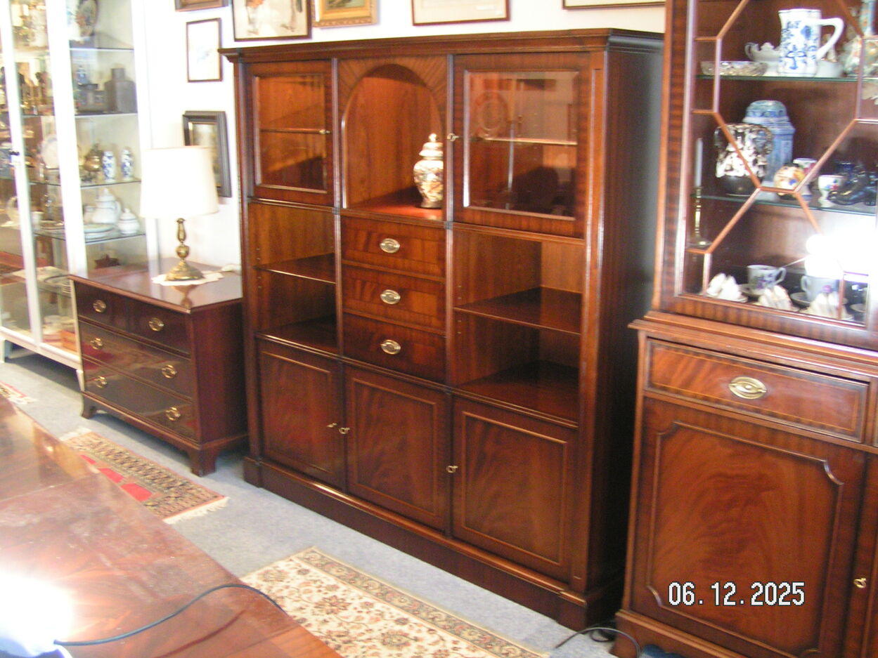 artikelnr. 1602057 HELDENSE EXCLUSIVE Mahonie Vitrine in Nieustaat! prijs €1750,- euro.
Vitrine met facet geslepen glasdeuren en verlichting 1 open vak met toog en
Verlichting 2 open vakken.
Afm 149 x 45 x 149 cm. 59 x 18 x 59 inch.
