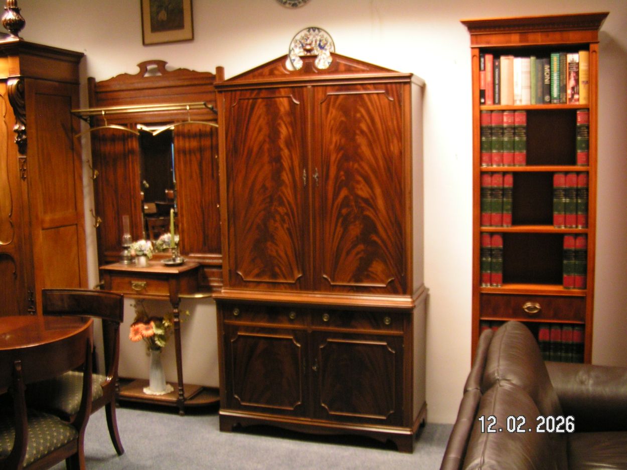 artikelnr. 1602079 Mahoniehouten Buffetkast in Nieuwstaat Regency prijs €495,-euro.
Afm B 110 H 2.14 D 44 cm.
Engelse Regency Buffetkast.
