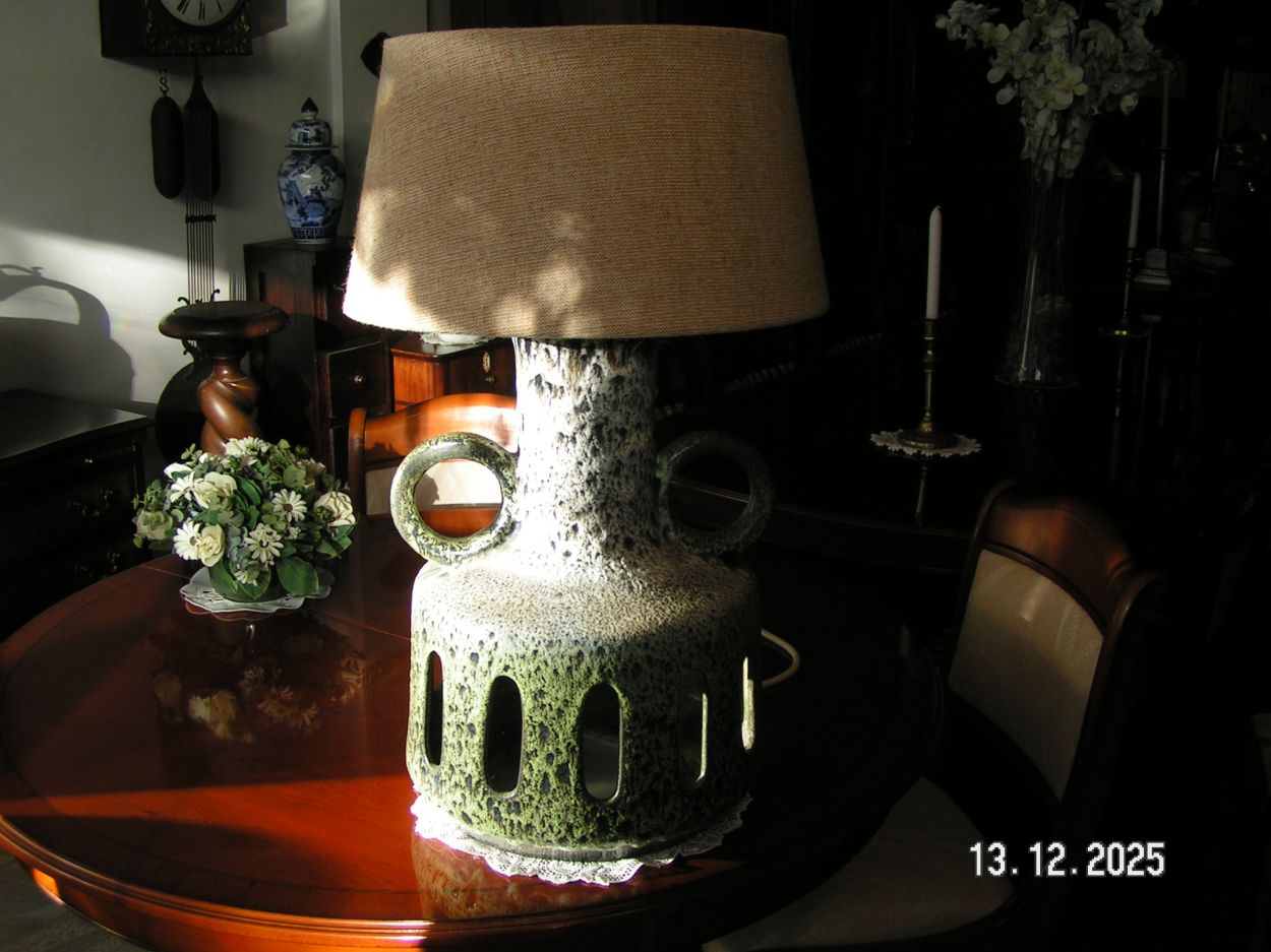 artikelnr. 1602070 Vitage Herdo Fatlava jaren 70 Vloerlamp Westgerman prijs €249,- euro
Vloerlamp is in Nieuwstaat!
Afm 50 x 35 cm.
