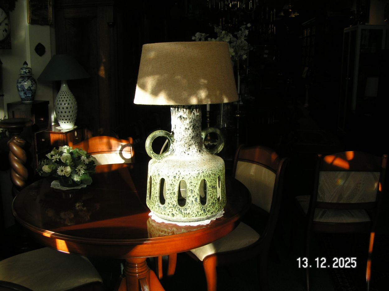 artikelnr. 1602070 Vitage Herdo Fatlava jaren 70 Vloerlamp Westgerman prijs €249,- euro
Vloerlamp is in Nieuwstaat!
Afm 50 x 35 cm.
