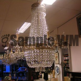 Verkocht artikelnr. 1600355 Zakkroonluchters Kristal Empire Model.
zeldzaam exemplaar, met 6 lampen, Empire - model.

zonder ketting ruim 1.30cm lang, ruim 90cm breed/doorsnede

Verschillende Zakkroonluchters op voorraad.
Keywords: Verkocht artikelnr. 1600355 Zakkroonluchters Kristal Empire Model.