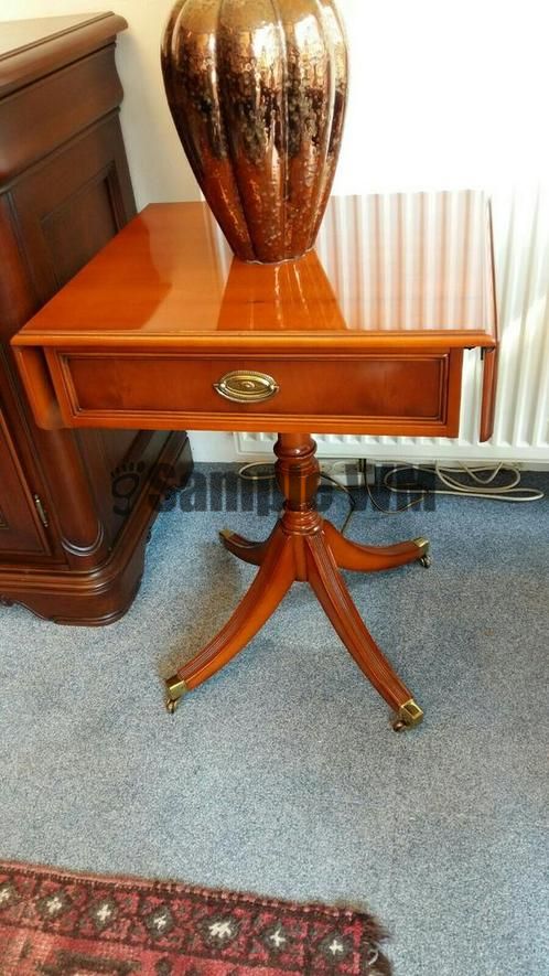 Verkocht artikelnr. 1600351 Heldense Exclusief Taxus Bijzettafel Hangoor
Heldense Exclusief Taxus Bijzettafel met twee klapbladen en een lade op messing wielen.
In nieuwstaat!
49 ( + 2  17 )  46  65 cm
19 ( + 2  7 )  18  26 inch
Keywords: Heldense Exclusief Taxus Bijzettafel Hangoor