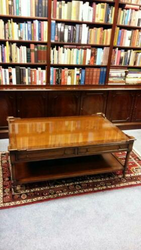 Verkocht artikelnr. 1600275 Salontafel van Mahoniehout op messing wielen
Salontafel van Mahoniehout op messing wielen, met 4 laden en zeer mooi inlegwerk op het bovenblad. Tafel is in perfecte staat!
Maten; B 1.23m D 80cm H 47cm
Voor meer salontafels zie onze site of andere advertenties.
Keywords: Salontafel van Mahoniehout op messing wielen