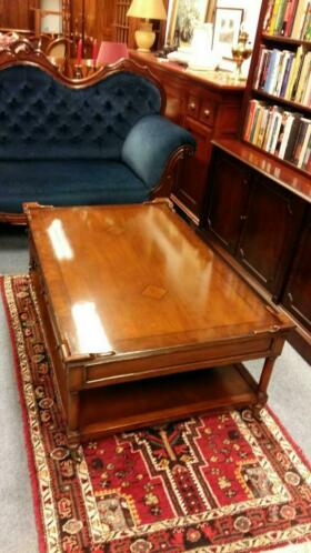 Verkocht artikelnr. 1600275 Salontafel van Mahoniehout op messing wielen
Salontafel van Mahoniehout op messing wielen, met vier laden en zeer mooi inleg werk op het bovenblad. Tafel is in perfecte staat!
Maten; B 1.23 D 80 H 47 cm.
Voor meer salontafels zie onze site of andere advertenties.
Keywords: Salontafel van Mahoniehout op messing wielen